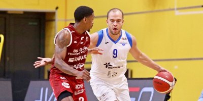 Sérii porážek ukončila výborná obrana v Hradci